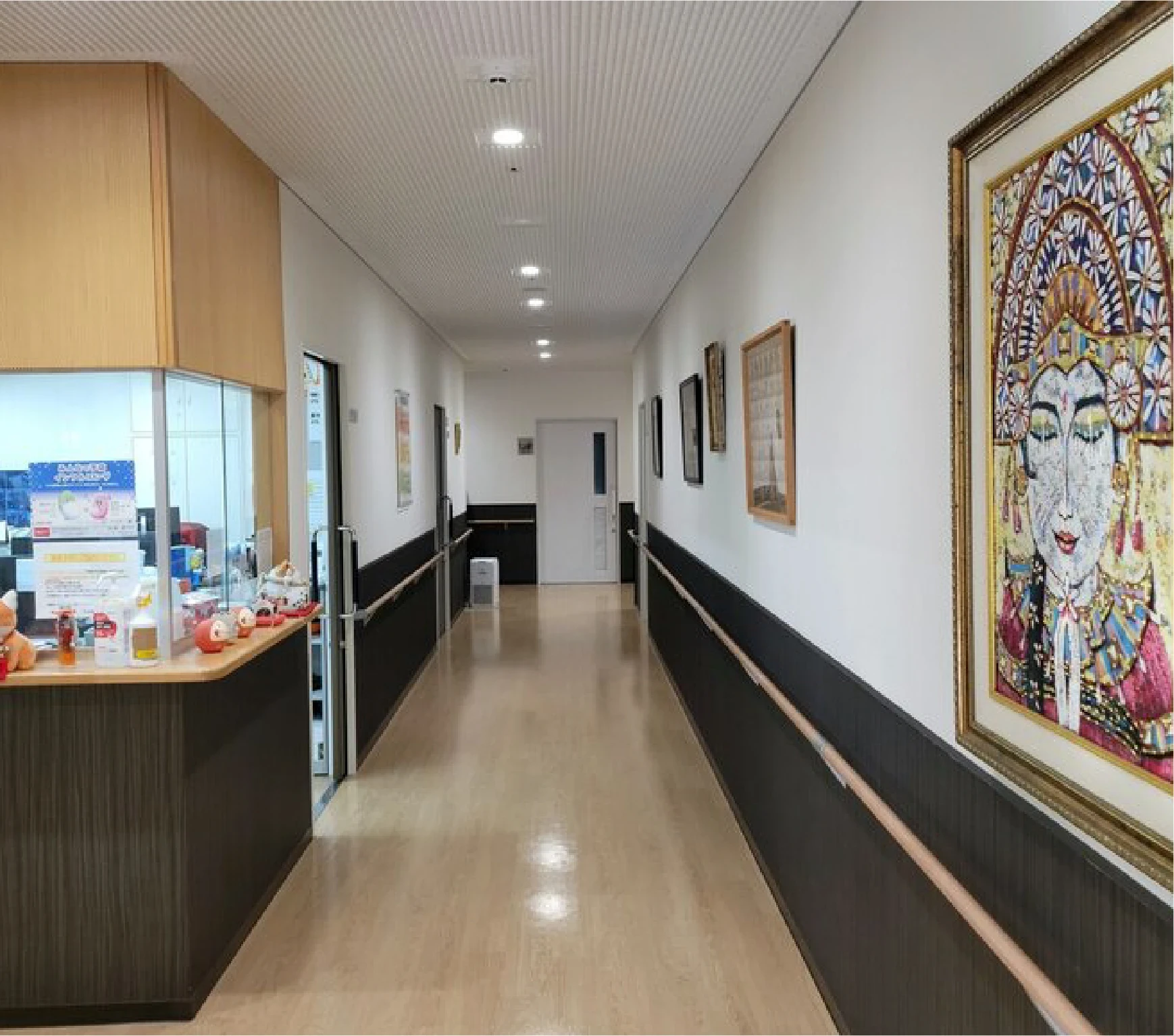サービス付き高齢者向け住宅　ヴィラサマサマ（Villa samasama）　施設案内　1階廊下、受付